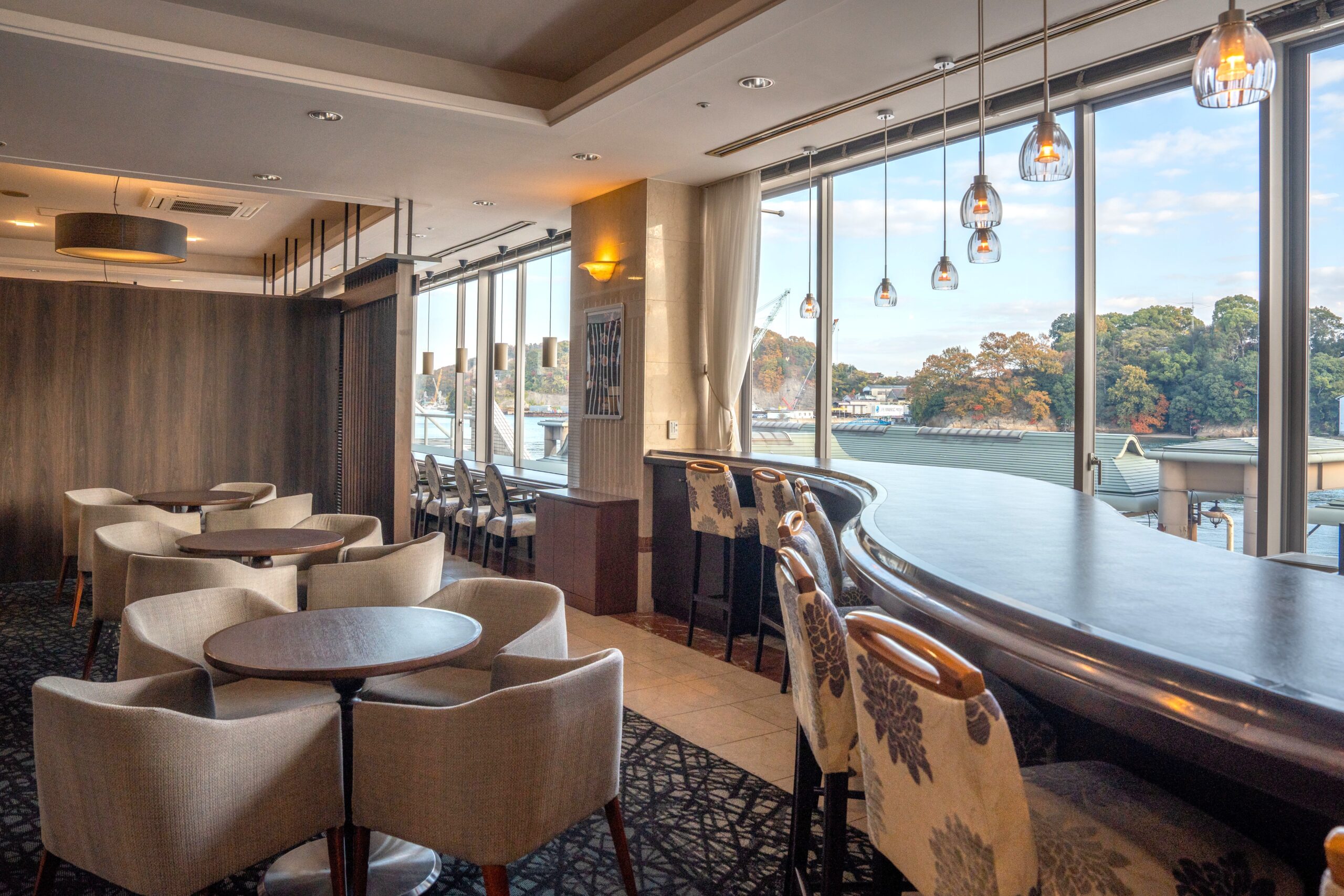 カフェ＆バー「ハーバーライト」内観