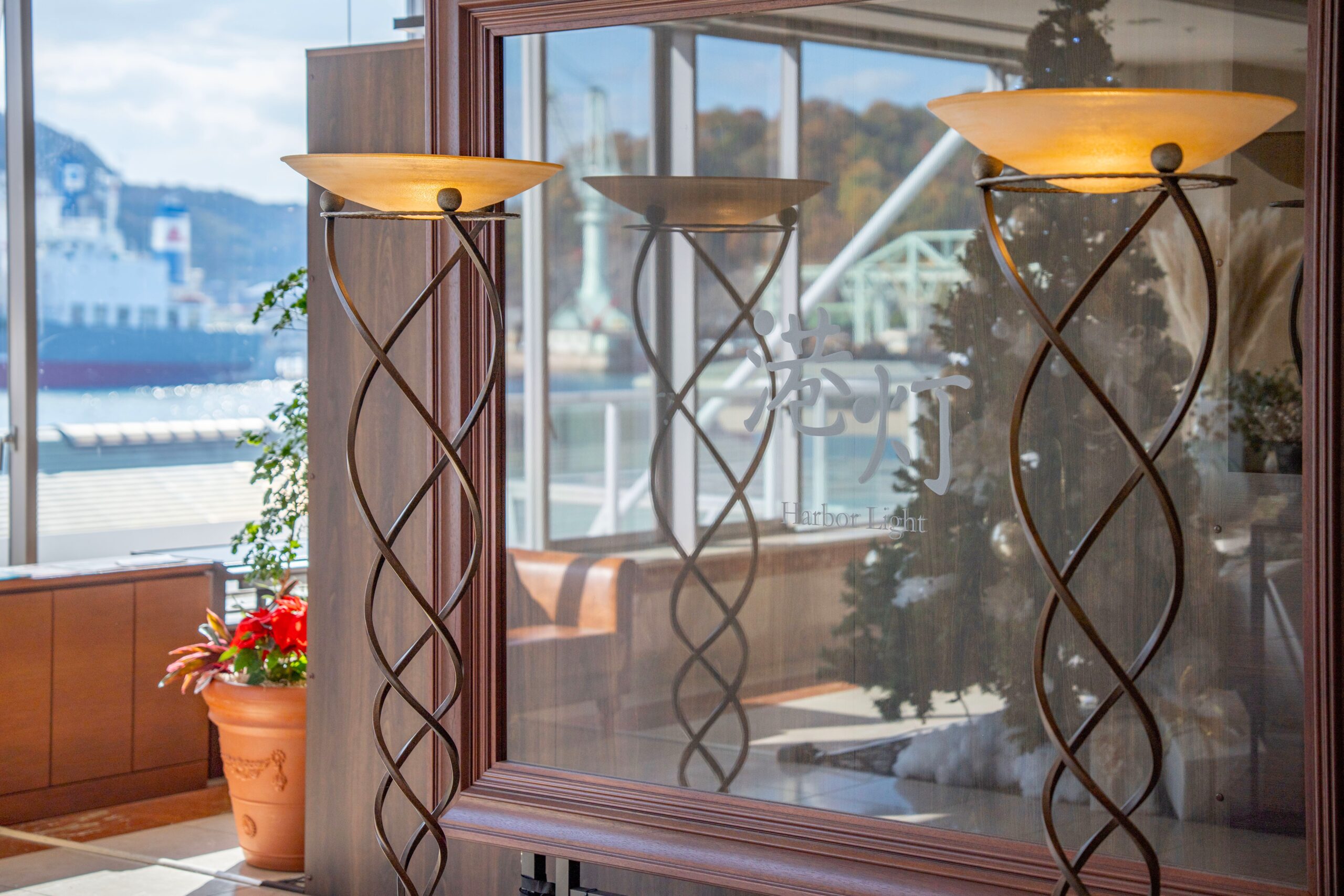 カフェ＆バー「ハーバーライト」内観